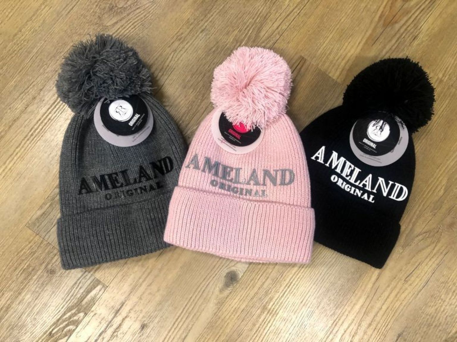 Ameland muts in effen grijs, effen roze en effen zwart - webshop VVV Ameland