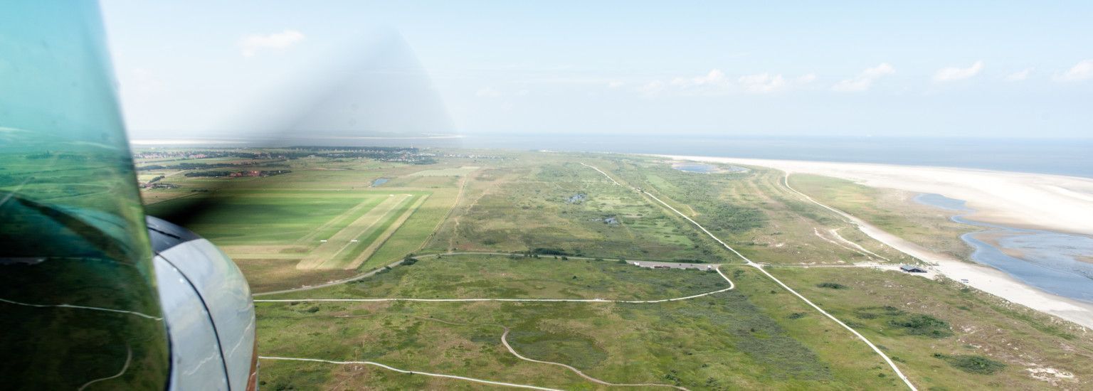 Parachutespringen en rondvluchten - VVV Ameland