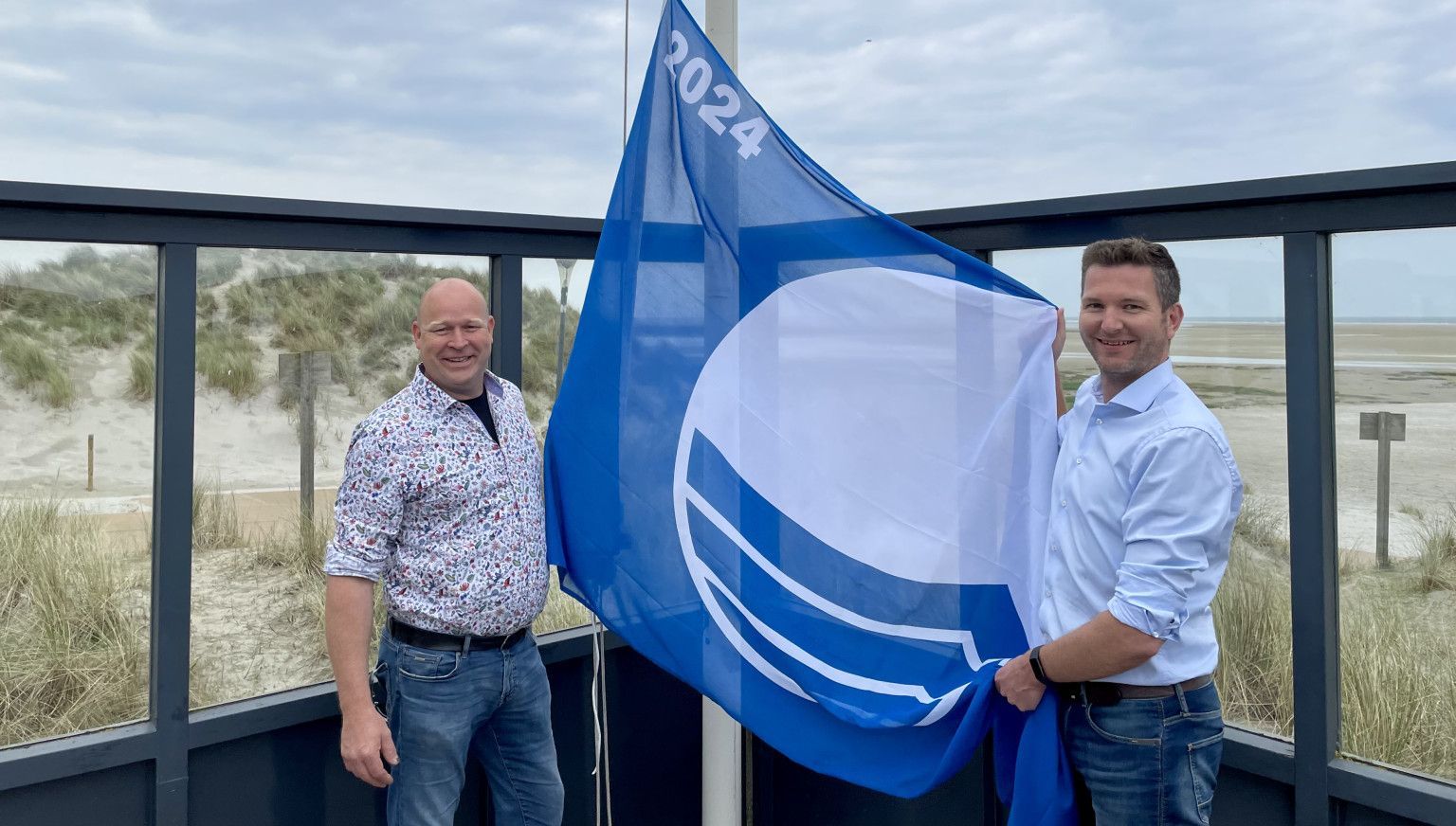 Strand Ballum ontvangt na ruim 20 jaar weer Blauwe Vlag - VVV Ameland