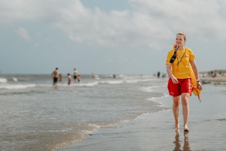 Het verhaal van lifeguard Tineke de Jong - VVV Ameland