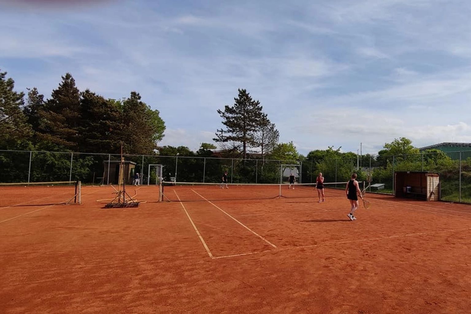 Tennis op gravelbaan Nes