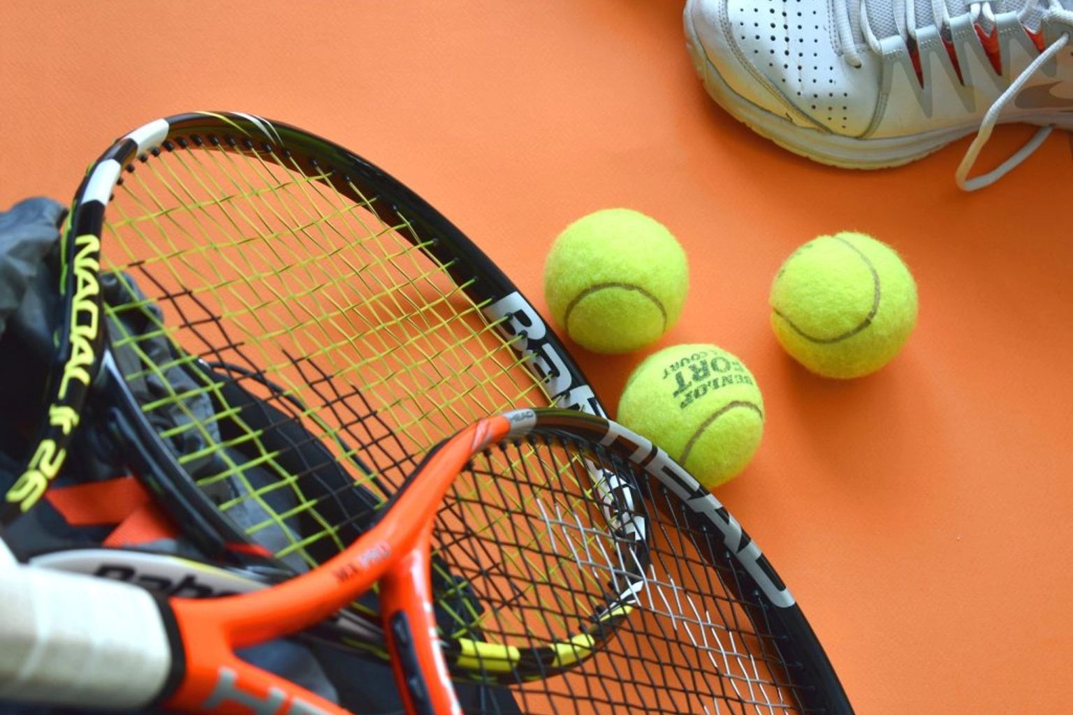 Tennis op kunstgrasbaan in Hollum