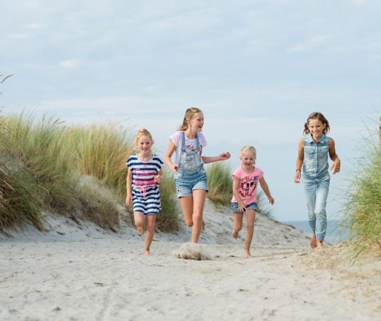 Kleurplaat voor kinderen - VVV Ameland - Op het strand kun je rennen, voetballen, schelpen zoeken en mooie foto's maken.