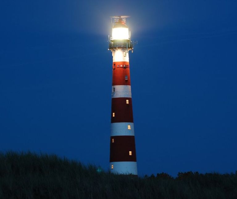 Kleurplaat voor kinderen - VVV Ameland - De vuurtoren van Ameland kun je beklimmen en is soms ook 's avonds open.