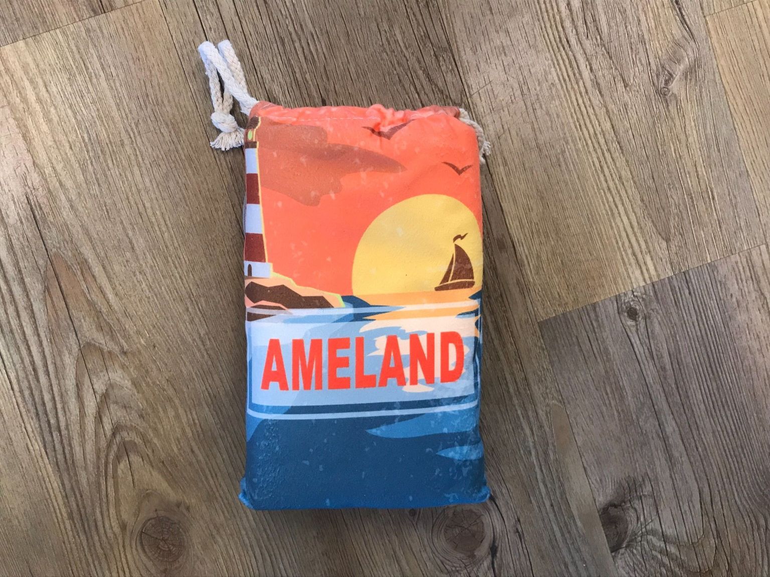 Sneldrogende gele handdoek - zonsondergang - webshop VVV Ameland