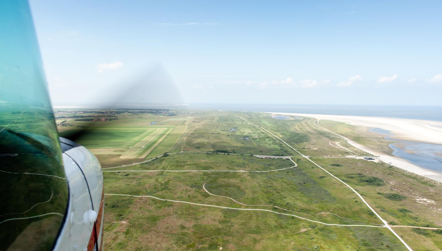 Parachutespringen en rondvluchten - VVV Ameland