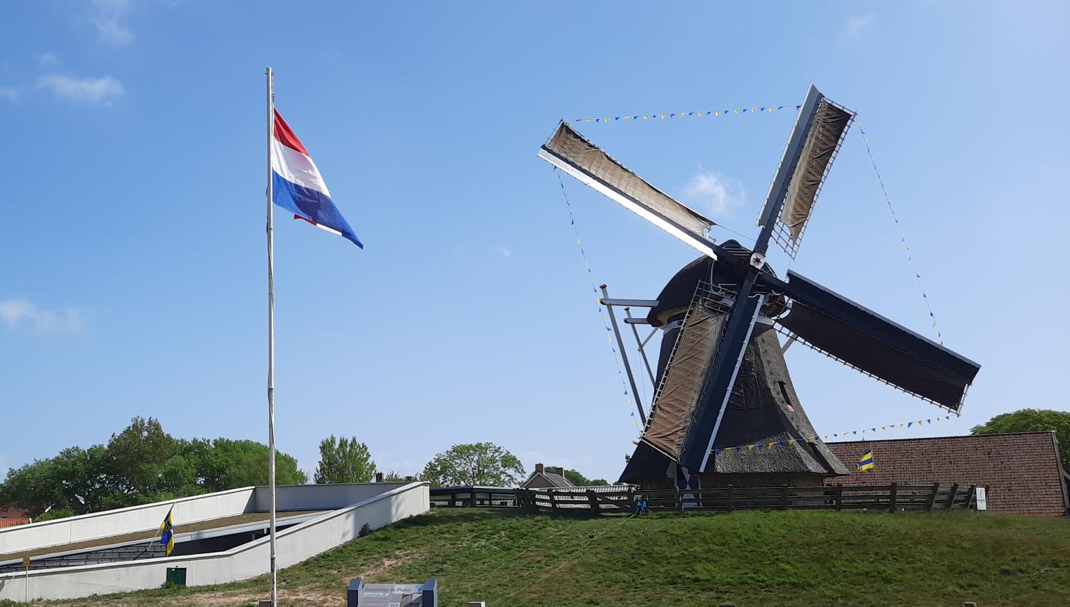 Koren-en Oliemolen De Phenix - VVV Ameland